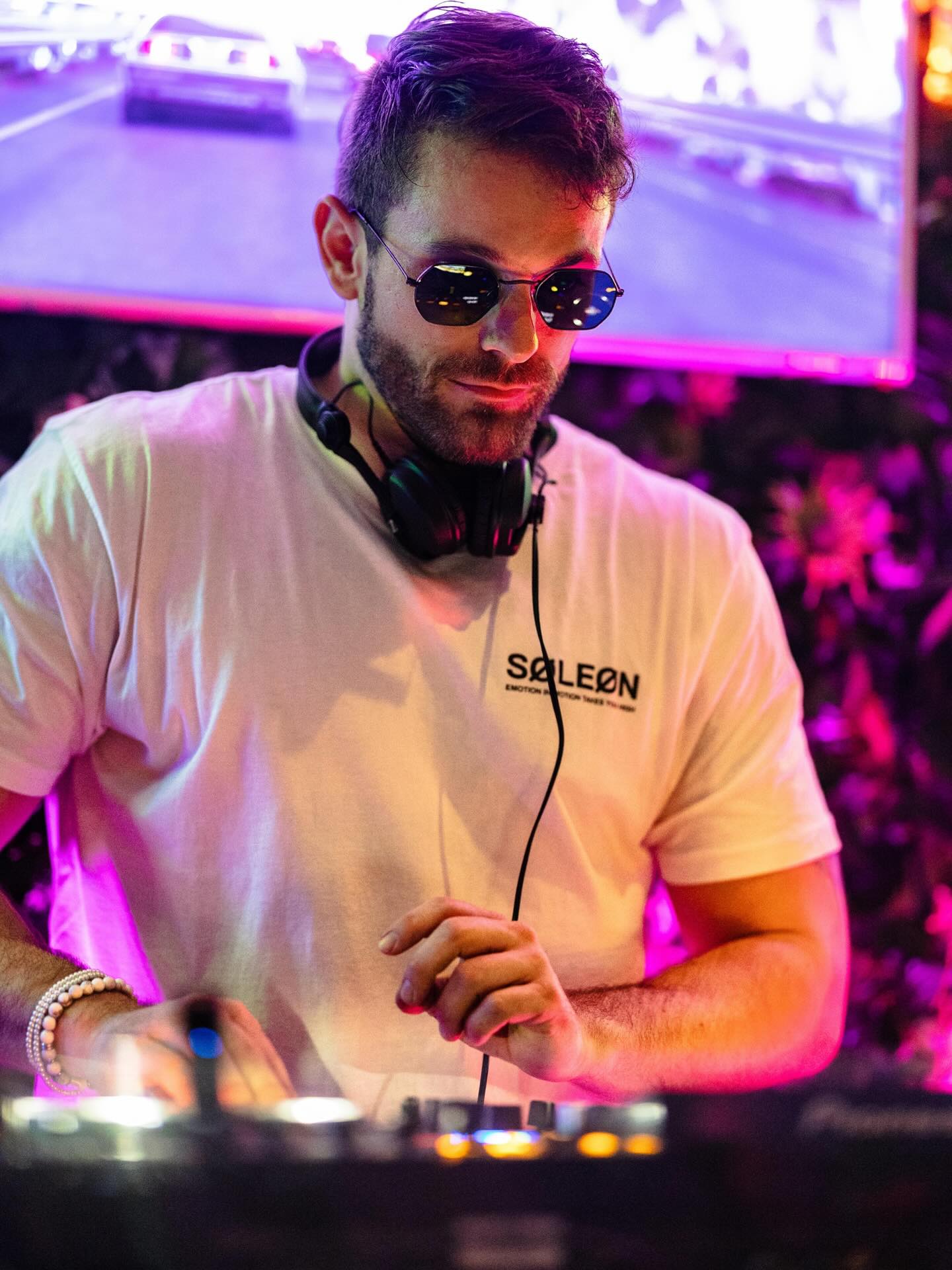 SØLEØN hinter den Decks im Magenta-Licht